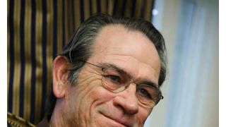 トミー・リー・ジョーンズ、『ザ・ホームズマン』で製作、監督、脚本、主演の一人四役!