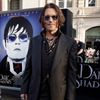 ジョニー・デップ、最新作LAプレミアに登場！1,500人の声援に最高のファンサービスで応える！
