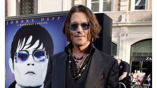ジョニー・デップ、最新作LAプレミアに登場!1,500人の声援に最高のファンサービスで応える!
