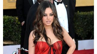 ミラ・クニス、けいれんを起こした男性を助ける