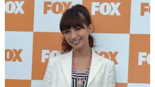 優木まおみ、ショートパンツで美脚披露!男性の「ギャップにときめきますね」とハニカミ!