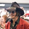 ジョニー・デップ、来日！27分にも及ぶファンサービスに集まった700人は大喜び！