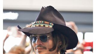 ジョニー・デップ、来日！27分にも及ぶファンサービスに集まった700人は大喜び！