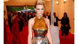 キャリー・マリガン、ファッション・イベントで着用したプラダのドレスをオークションへ