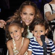 ジェニファー・ロペス、コンサートツアーに子どもを同行させたいと裁判所に申請