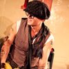 ジョニー・デップ、新大久保でショッピング！スタッフもびっくりの見事なギターテクを披露していた！