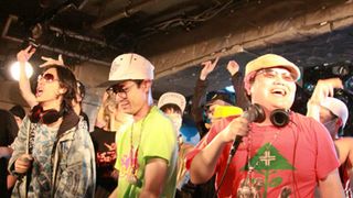 確執がささかれた主演俳優と監督が熱い握手! 熱狂の嵐吹き荒れた『サイタマノラッパー』ライブ!