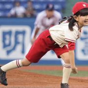 人気子役の小林星蘭、始球式で見事なフォーム披露! 目標は田中マー君!?