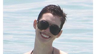 急激なダイエットを敢行中?のアン・ハサウェイが黒のビキニ姿を披露!