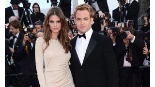 クリス・パイン、カンヌのレッド・カーペットで新恋人をお披露目