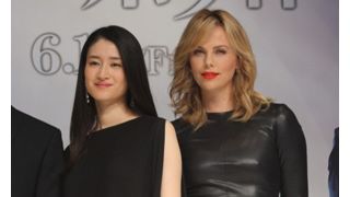 日米美女ツーショット!シャーリーズ・セロン、小雪は「優しい言葉をいっぱいかけてくれた」と感謝!