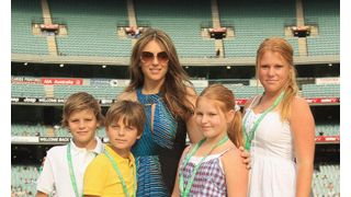 エリザベス・ハーレイ、婚約者の子どもたちをいじめるメディアを非難
