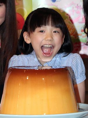 芦田愛菜、自分の顔サイズの特大プリンにびっくり感激！「早く食べたい！」