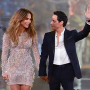 ジェニファー・ロペス、元夫マーク・アンソニーと手をつなぎ舞台へ登場