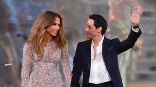 ジェニファー・ロペス、元夫マーク・アンソニーと手をつなぎ舞台へ登場