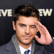 ザック・エフロンとジェイソン・ベイトマンが兄弟役、ゴールディ・ホーンが母親役で、コメディ映画にて共演か