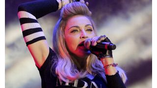 マドンナ、盗作疑惑のあったレディー・ガガ「ボーン・ディス・ウェイ」を歌唱！