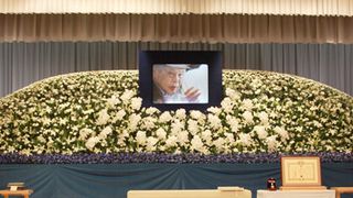 新藤兼人監督の通夜に1,000人参列 代表作『裸の島』イメージの祭壇でしめやかに……