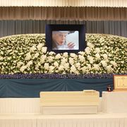 新藤兼人監督の通夜に1,000人参列 代表作『裸の島』イメージの祭壇でしめやかに……