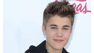 ガラスに激突したジャスティン・ビーバー、後遺症で眉を動かすことができないとビデオメッセージ