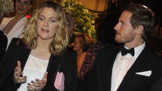 妊娠中のドリュー・バリモアが挙式！友人と家族200人に見守られて