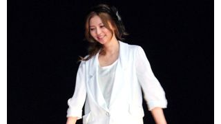 香里奈が大胆ミニで生脚キラリ！大井競馬場に降臨してツキを運ぶ？