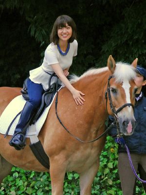 AKB48大島優子、馬に乗って登場！落馬経験を声優業に生かしていた!?