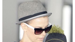 衝撃、坊主頭になった美女!『スノーホワイト』で美しき王妃演じたシャーリーズ・セロン