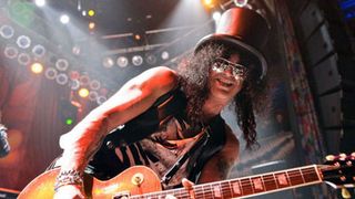 元ガンズ・アンド・ローゼズのギタリスト、スラッシュがハリウッド殿堂入り!