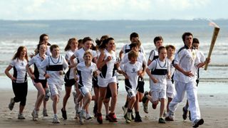 ロンドン五輪聖火リレーで『炎のランナー』の名シーンを再現!みんなであの海岸を走る!