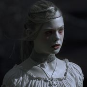 妖艶さ漂うエル・ファニングのロリータ服姿!コッポラ監督最新作予告編で明らかに