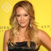 出産したばかりのヒラリー・ダフ、2010年に起こした自動車事故で訴えられる