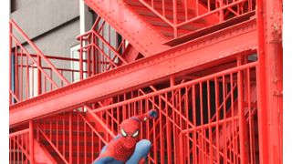 スパイダーマン、東京タワーを登る！ゆるキャラ・ノッポン兄と対面して小競り合い勃発!?