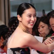 武井咲、肩だしセクシードレスで登場!偏食をばらされてタジタジ