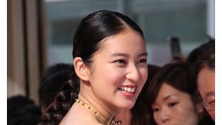 武井咲、肩だしセクシードレスで登場!偏食をばらされてタジタジ