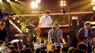 曲をコマーシャルに無断使用 ザ・ブラック・キーズがピザ・ハットとホームセンターを訴える