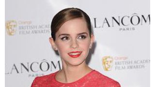 ピンクの犬を散歩させたエマ・ワトソン、動物虐待との非難