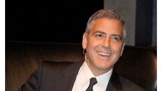 イタリアで休暇中のジョージ・クルーニー、愛犬もスパでリラックス