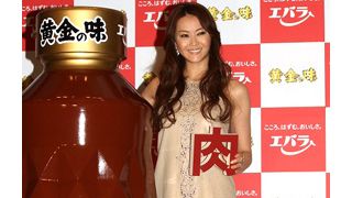 観月ありさ、黄金のミニワンピで輝く美脚を披露!疲れには焼肉!