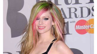 アヴリル・ラヴィーン、カリフォルニアの小児病院に楽器を寄付!