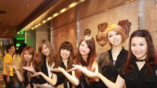 ゾンビはいないけど…「バイオハザード」初の公式レストランがオープン!! セクシーな女性隊員がウェルカ~ム!