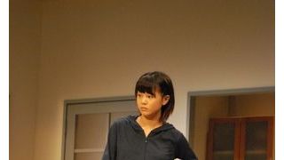 新垣里沙、モー娘。卒業後初の主演舞台に挑戦! 客席200に満たない小劇場で、イキイキ演技!