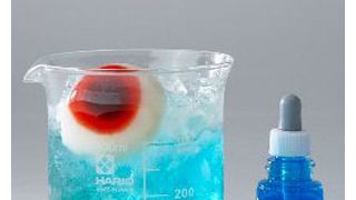 カクテルから目玉がゴロリ!?『ムカデ人間2』×「ロックアップ」狂気のコラボカクテル登場！