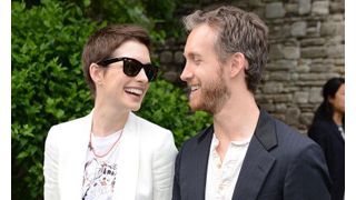 アン・ハサウェイが妊娠? パーティーで友人や家族に報告