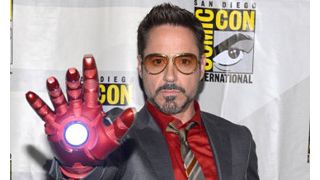 ロバート・ダウニー・Jr、コミコン会場に踊って登場!腕にはアイアンマンスーツ!?