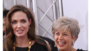 アンジェリーナ・ジョリー、女の子らしい服をシャイロに押し付けるブラッドの母親と対立