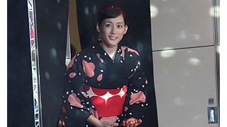 綾瀬はるか“素直すぎる”！報道陣＆スタッフもほっこり　退場間際に呼び止められてきょとん