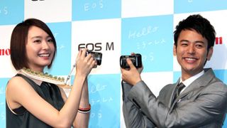 新垣結衣、妻夫木聡を激写!? カメラ女子ぶりを披露!
