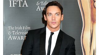ジョナサン・リス・マイヤーズ、新ドラマ「ドラキュラ」のドラキュラ役に