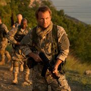 遊びのつもりだったのに…リアル戦争に巻き込まれた!『エクスペンダブルズ』スタッフによる大富豪サバイバルアクション!